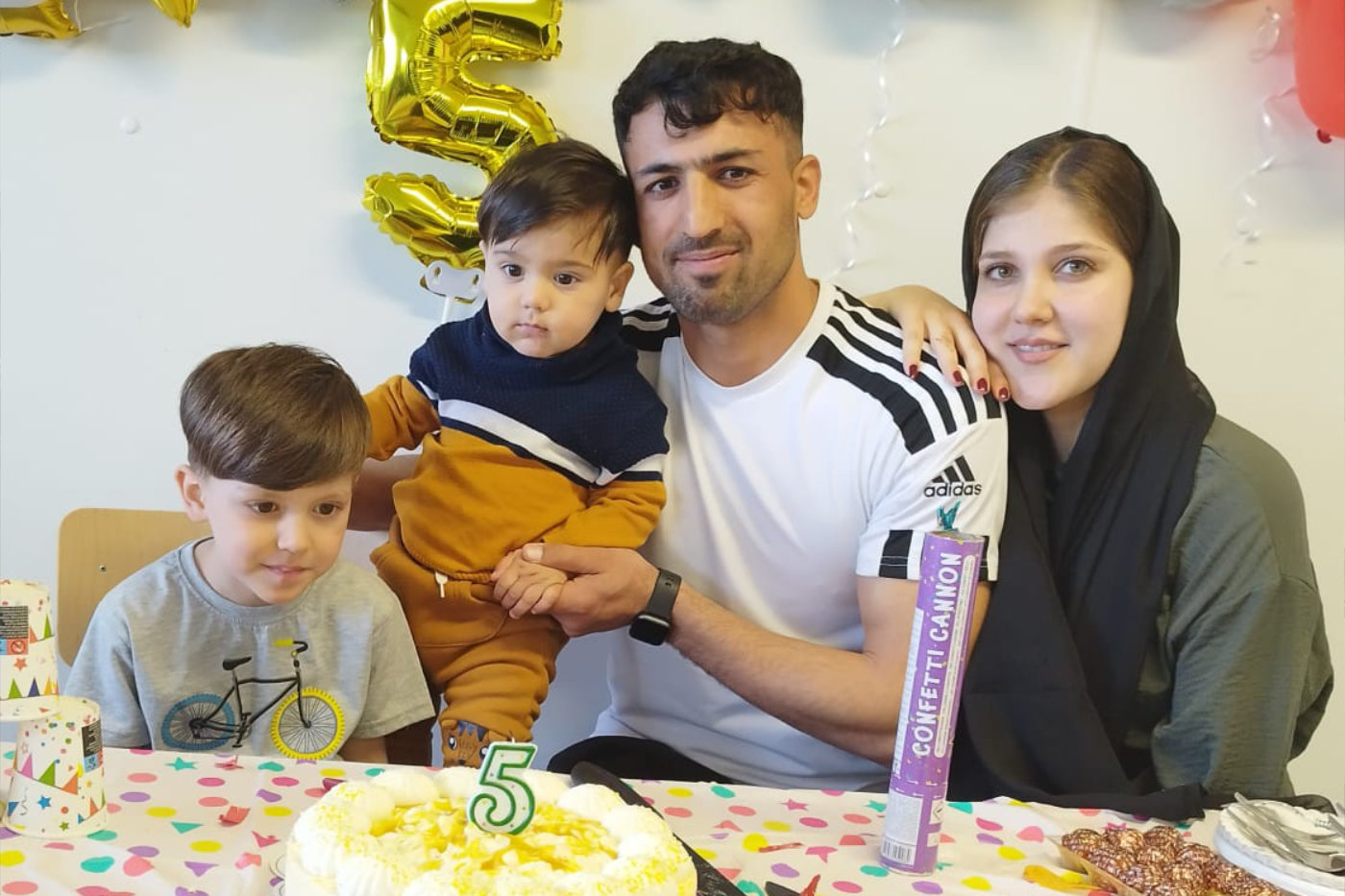 Schlüsselübergabe an Familie für ihre neue Wohnung